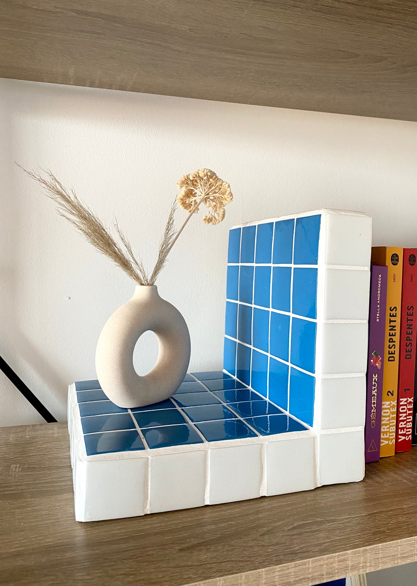 Etagère / Serre-livres en mosaïque sur mesure